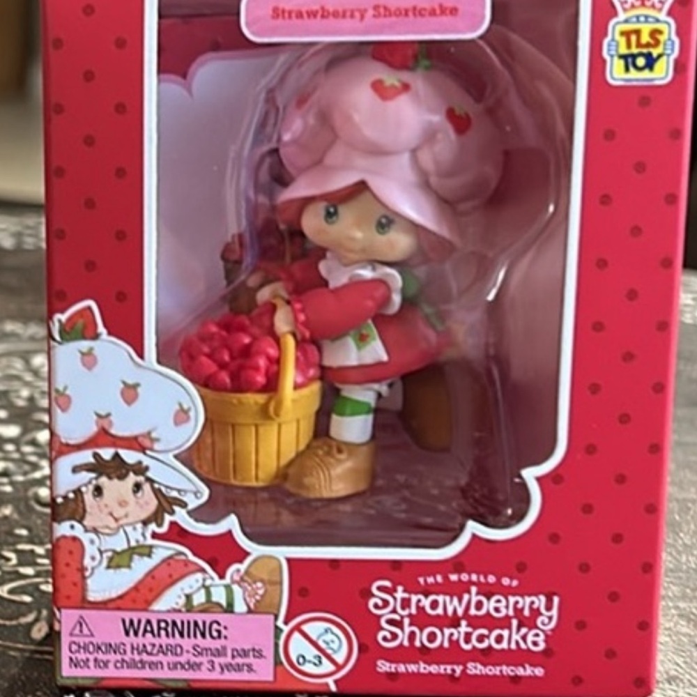 New in Box! Strawberry shortcake figurine 🍓